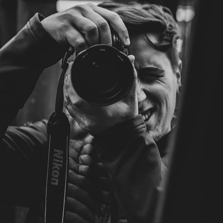 Photo en noir et blanc du photographe entrain de photographier